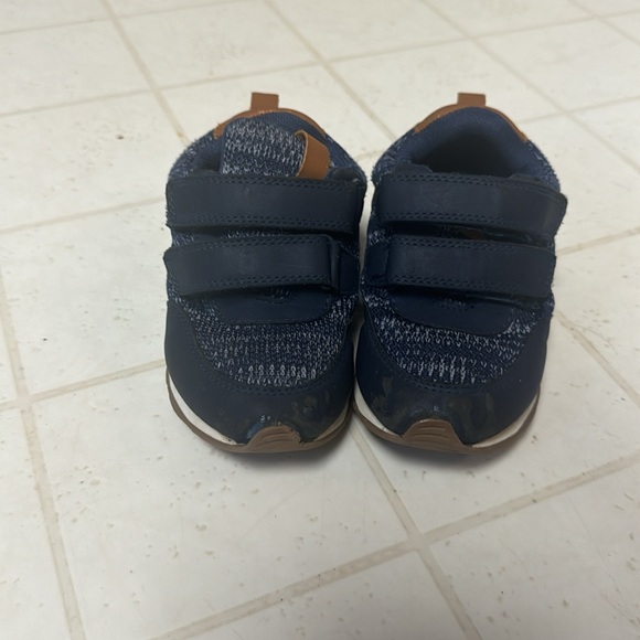 Size 6 toddler Carter’s sneakers. - Picture 2 of 5